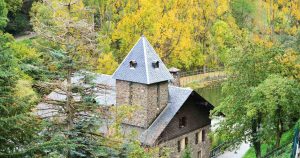 Una fotografía de una casa en un bosque de andorra a principio de otoño. Imagen seleccionada para el Seguro de viaje Andorra Credito: Pexels alex-sandro-tenorio-cavalcante.