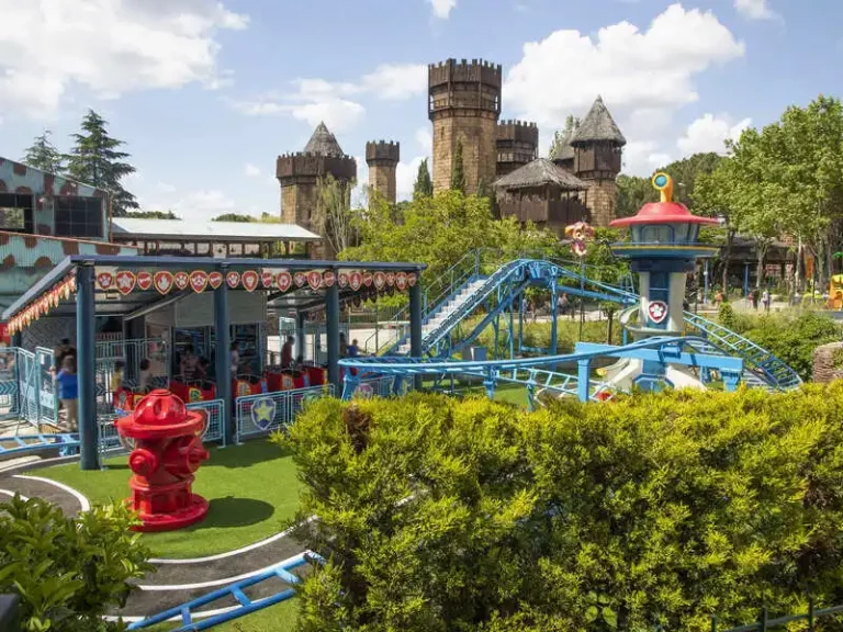 Montaña rusa infantil de la Patrulla Canina en el Parque de Atracciones de Madrid, con diseño temático de los personajes Skye, Chase y Marshall.