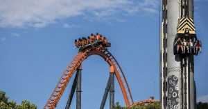 Montaña rusa Abismo en el Parque de Atracciones de Madrid, con vagones descendiendo a alta velocidad en una curva inclinada.