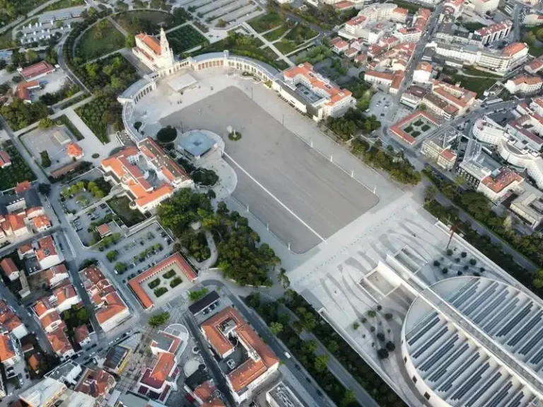 Foto aerea del Santuario de Fátima, Portugal. Se usa para representar un Viaje a Fátima. Crédito: pexels Magr S.