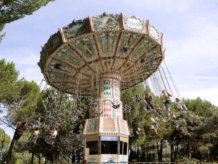 Sillas Voladoras en el Parque de Atracciones de Madrid, carrusel giratorio con sillas colgantes en la zona de Maquinismo.