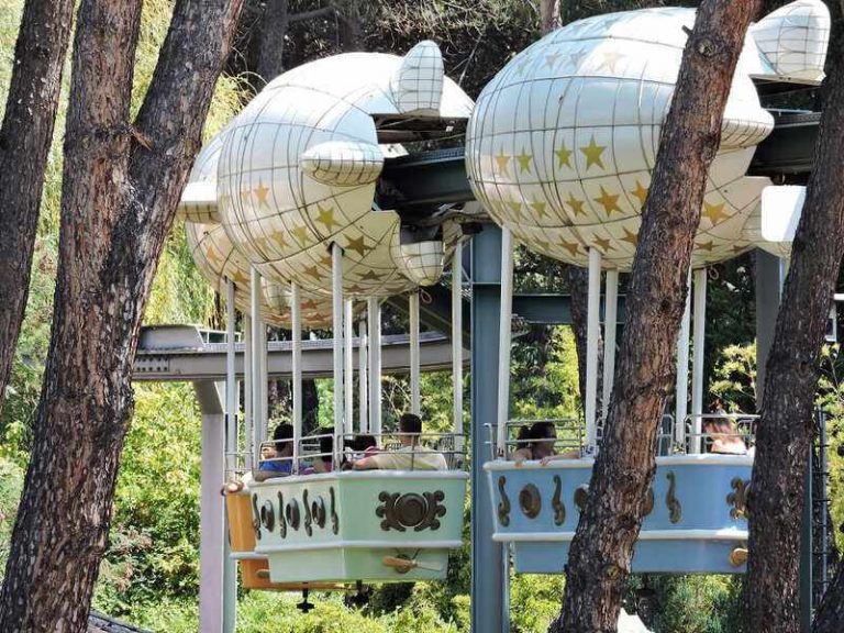 Atracción Zeppelin en el Parque de Atracciones de Madrid, un paseo elevado en monorriel con vistas panorámicas del recinto.