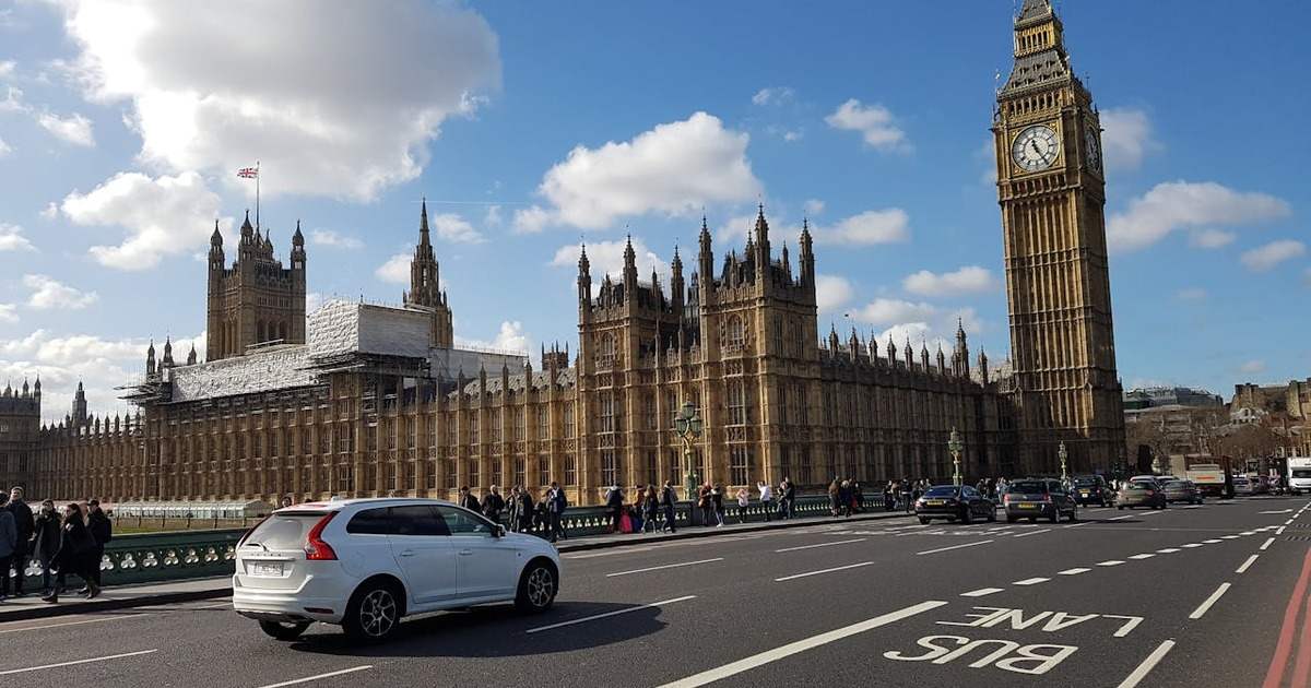 el big ben de reino unido, de día, la valle tiene automóviles cruzando.
credito de la foto: pexels-oltion.
