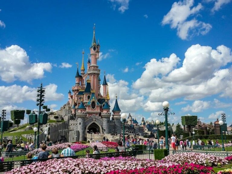 El castillo de la bella durmiente en disneyland paris, una foto en un dia soleado.