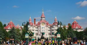 Edificio de hormigón marrón y blanco Disneyland París, Chessy, Francia y parque de atracciones