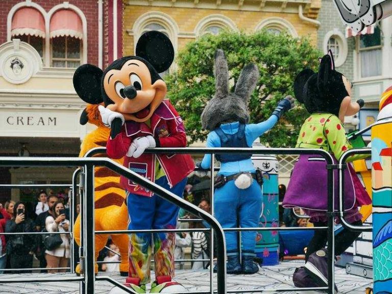 Desfile Colorido De Disney En Disneyland París. El personaje Mickey Mouse posando durante un show.