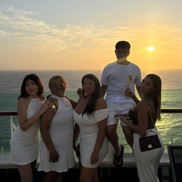 una foto de una familia durante unas vacaciones en crucero por el caribe. son clientes de la agencia de viaje g-travel. foto compartida por Viviana Rivera Jimenez. 2026