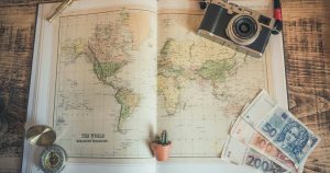 Mapa del mundo con elemento de viaje. Foto para representar Seguro de viaje Mundo. Seguro Global. Credito: chris-lawton