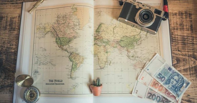 Mapa del mundo con elemento de viaje. Foto para representar Seguro de viaje Mundo. Seguro Global. Credito: chris-lawton