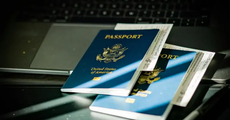 Un pasaporte sentado encima del teclado de una computadora