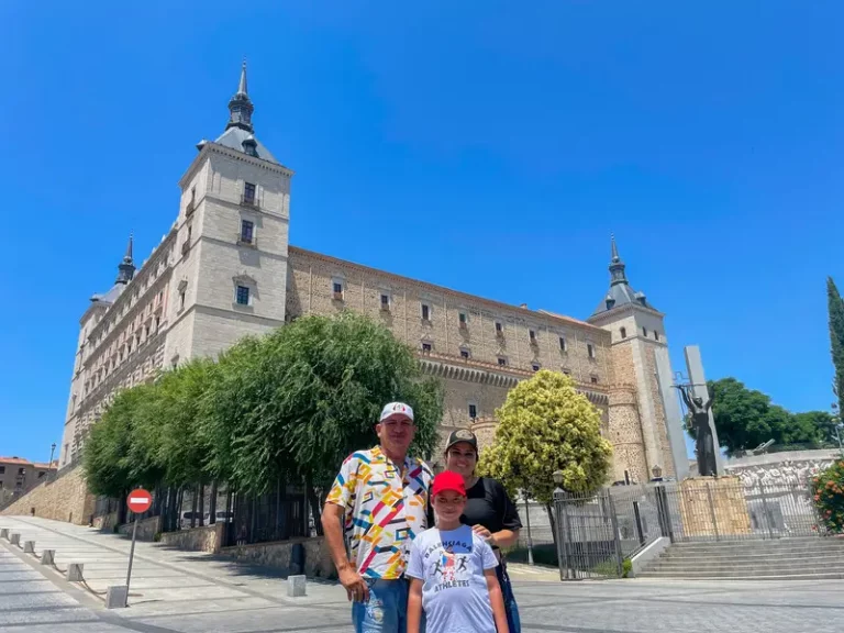 Un padre y su hijo, viajeros de nuestro tour, capturan un momento especial con esta icónica fortaleza de fondo.