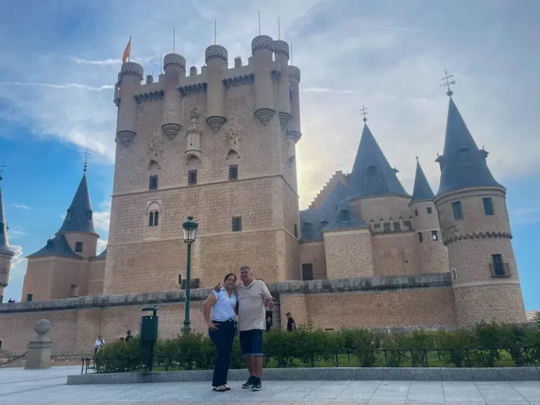 Dos viajeros que confiaron en nuestro tour disfrutan de la vista del castillo, un emblema de la historia castellana.