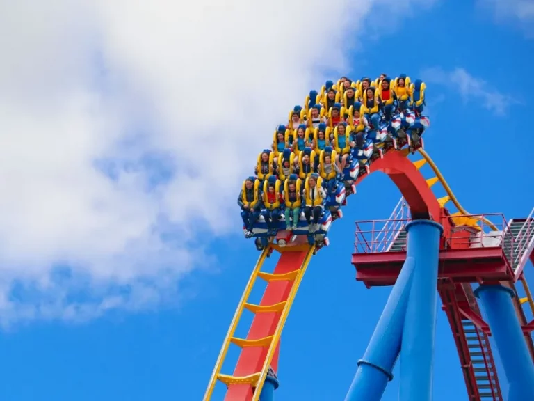 una fotografía de una atracción extrema del Parque Warner Madrid en España. Superman Atracción de Acero