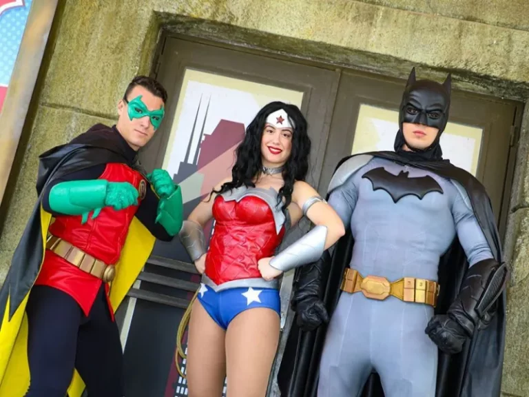 Robin, la Mujer Maravilla y Batman posando. Heroes Liga de la Justicia en Parque Warner Madrid.