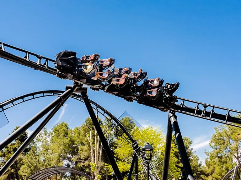 una fotografía de una atracción extrema del Parque Warner Madrid en España. Batman Gotham City Escape