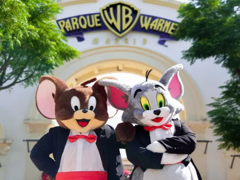 Tom y Jerry, personajes del Parque Warner Madrid en España.