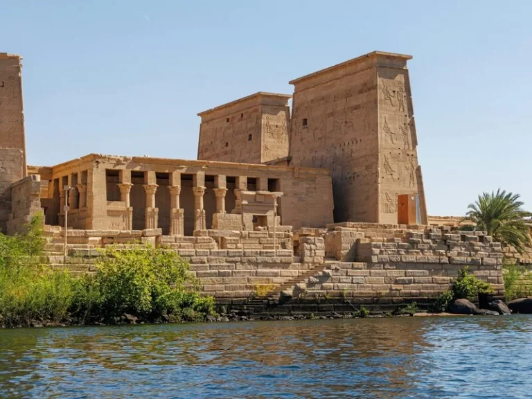Estructura de piedra del Templo de Philae rodeada por el agua del río Nilo en Asuán.