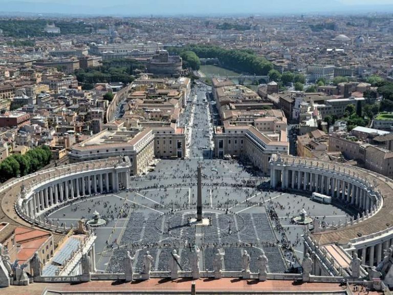 Vista aérea de la Plaza de San Pedro en el Vaticano, con su icónica columnata elíptica y la Basílica de San Pedro al fondo. Créditos a:pexels-caccia74-3762276.