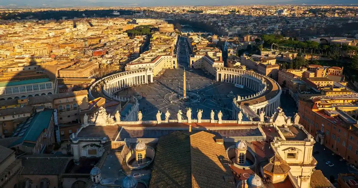 Una foto de la Plaza de San Pedro, desde arriba de la cúpula de la basílica, en el Vaticano, en Roma, Italia.