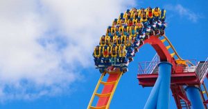 una fotografía de una atracción extrema del Parque Warner Madrid en España. Superman Atracción de Acero
