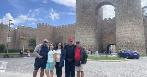 una imagen de una familia en Ávila, España. para el tour por Salamanca y Ávila.