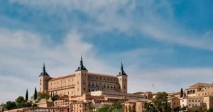 Una imagen del Alcázar de Toledo, en España. Foto por alexander-awerin. Imagen para representar planes, viajes o traslados a Toledo.