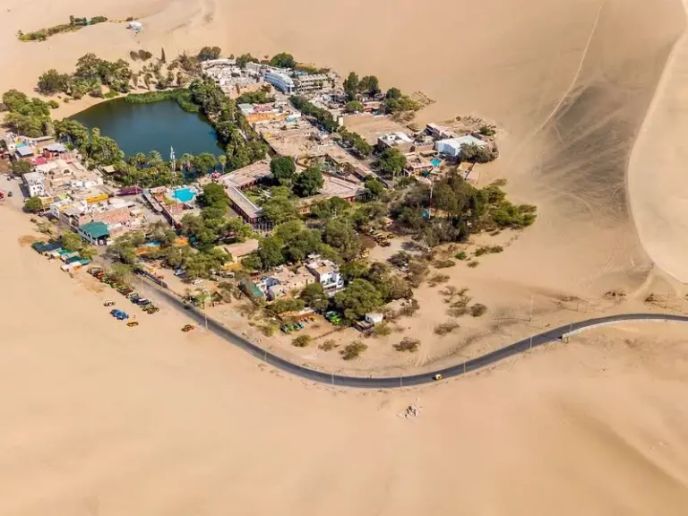Vista aérea de Huacachina, el impresionante oasis en el desierto de Perú.